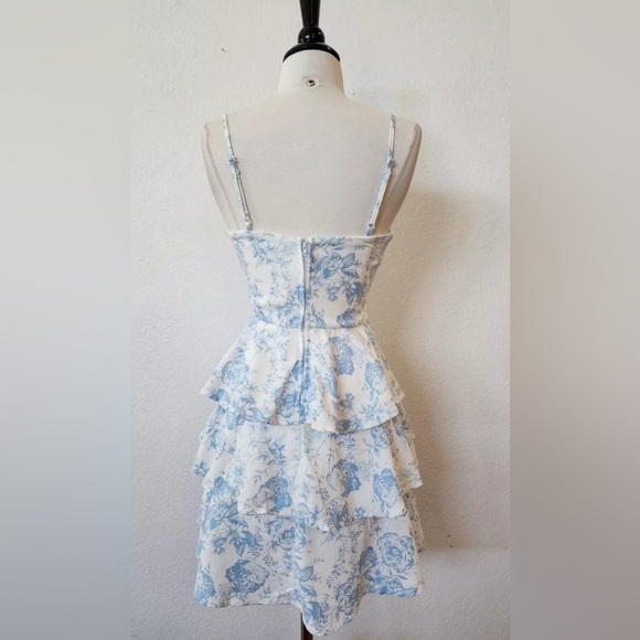 ANTHROPOLOGIE • White Linen Blue
Floral Toile Granny Cottage sz Med - Picture 3 of 8